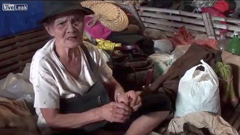 Die Philippinen im Video - Alte Frau zeigt ihre Zigarrenroll-Technik