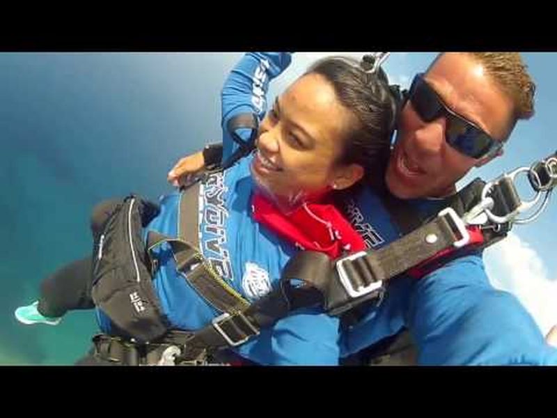Die Philippinen im Video - Tony fällt aus dem Flugzeug zum Skydiving über Vigan