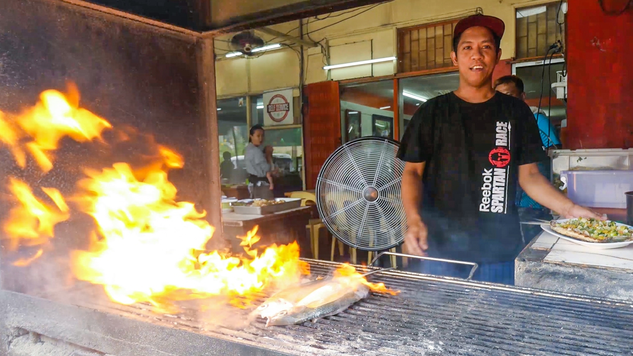 Die Philippinen im Video - Gegrillter Milchfisch in der Carenderia in Quezon City