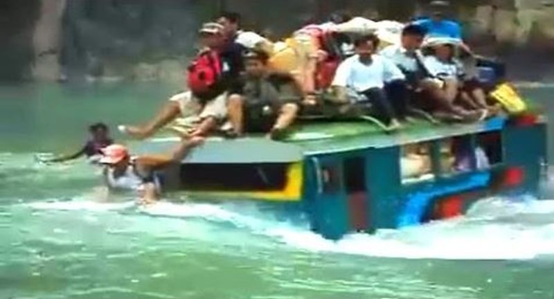 Die Philippinen im Video - Jeepney fährt durch Wildwasser