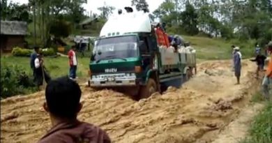 Die Philippinen im Video - Ein Lastkraftwagen quält sich durch eine sehr schlechte WegstreckeDie Philippinen im Video - Ein Lastkraftwagen quält sich durch eine sehr schlechte Wegstrecke