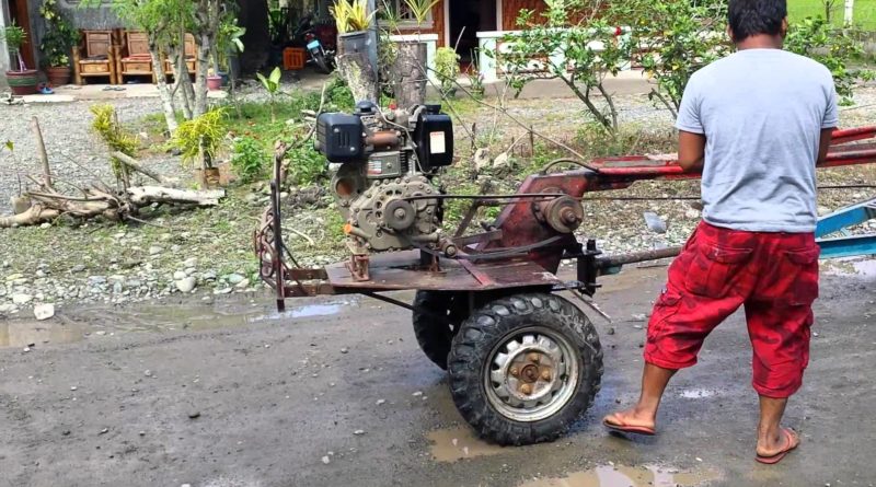 Die Philippinen im Video - Start eines Traktors zur Heimfahrt mit dem Kuliglig