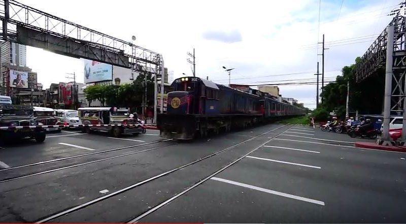Die Philippinen im Video - Bahübergang und Bahnhof in Manila