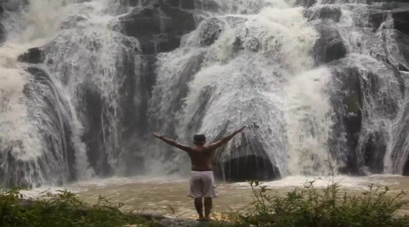Die Philippinen im Video - Kliffspringen am Aliw Wasserfall in Laguna